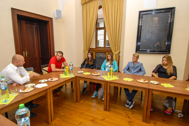 Mladí plavci navštívili plzeňskou radnici