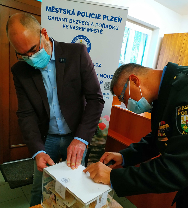 Fotografie z otevření pokladničky (zdroj: Městská policie Plzeň) Fotografie z otevření pokladničky (zdroj: Městská policie Plzeň)
