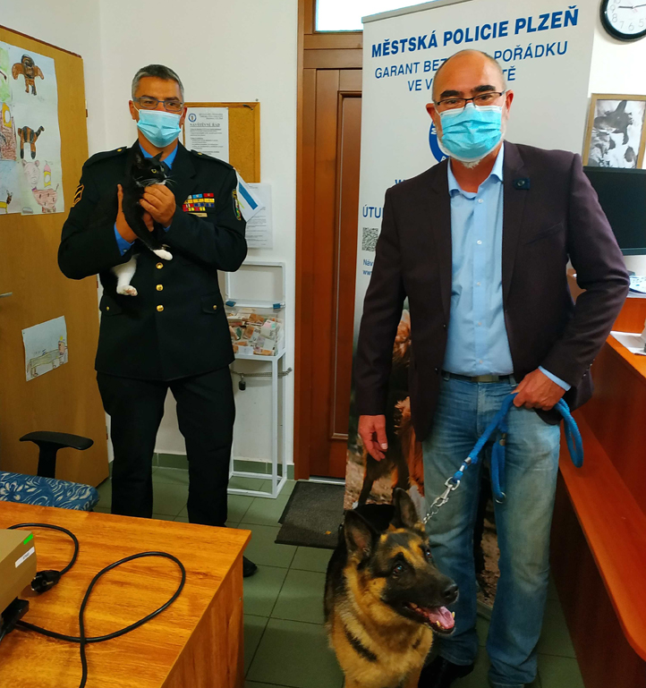 Fotografie z otevření pokladničky (zdroj: Městská policie Plzeň) Fotografie z otevření pokladničky (zdroj: Městská policie Plzeň)