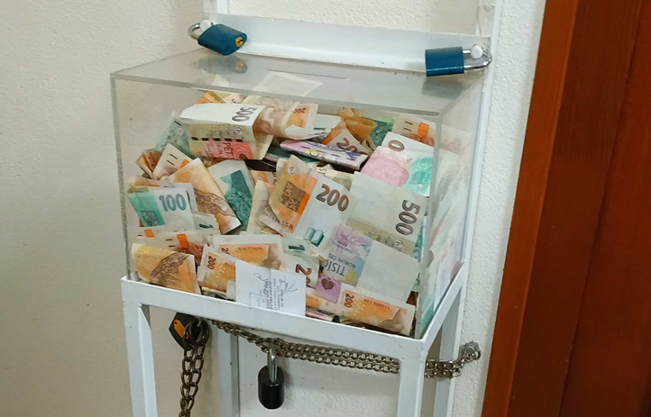 Fotografie z otevření pokladničky (zdroj: Městská policie Plzeň) Fotografie z otevření pokladničky (zdroj: Městská policie Plzeň)