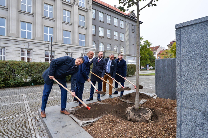 Sázení lípy (fotografie: M. Pecuch) Sázení lípy (fotografie: M. Pecuch)