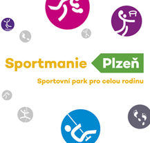 Při zahájení Sportmanie se projde nad hlavami diváků akrobatka na laně