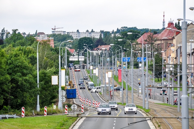 Směr po Karlovarské do centra (vlevo na fotografii)