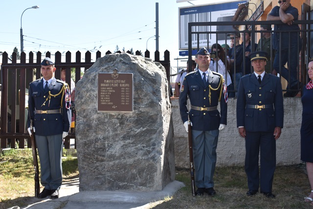 Slavnostní odhalení pomníku letcům RAF na Karlově