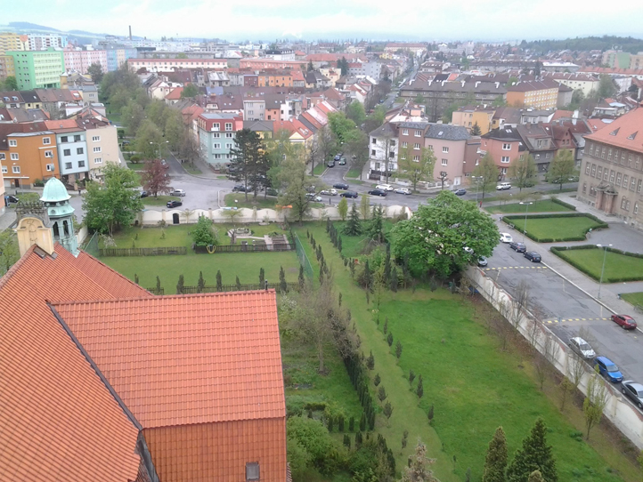 Jiráskovo náměstí a klášterní zahrada (foto: M. Sivák)