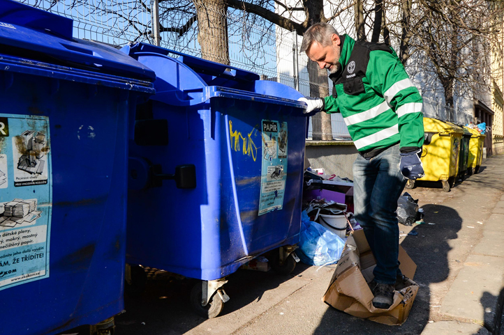Doúklid odpadků (fotografie: M. Pecuch)